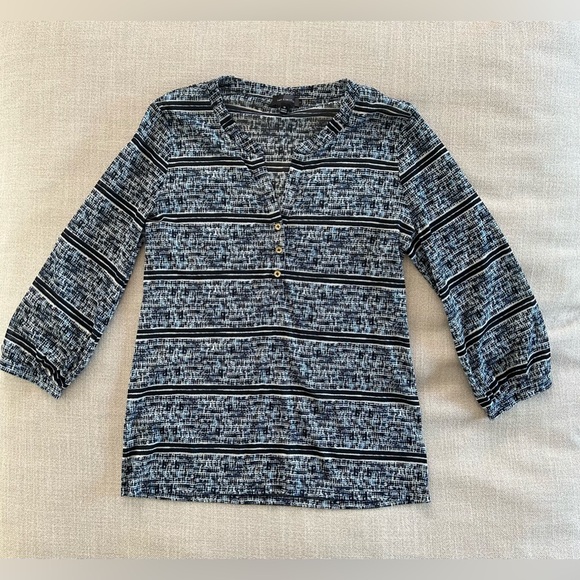The Limited Navy Blue Patterned 3/4 Sleeve Top Blouse. Size Medium - Picture 7 of 11